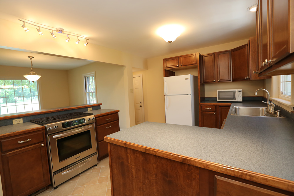 421 Mull Avenue / Kitchen / 15.5 x 11
