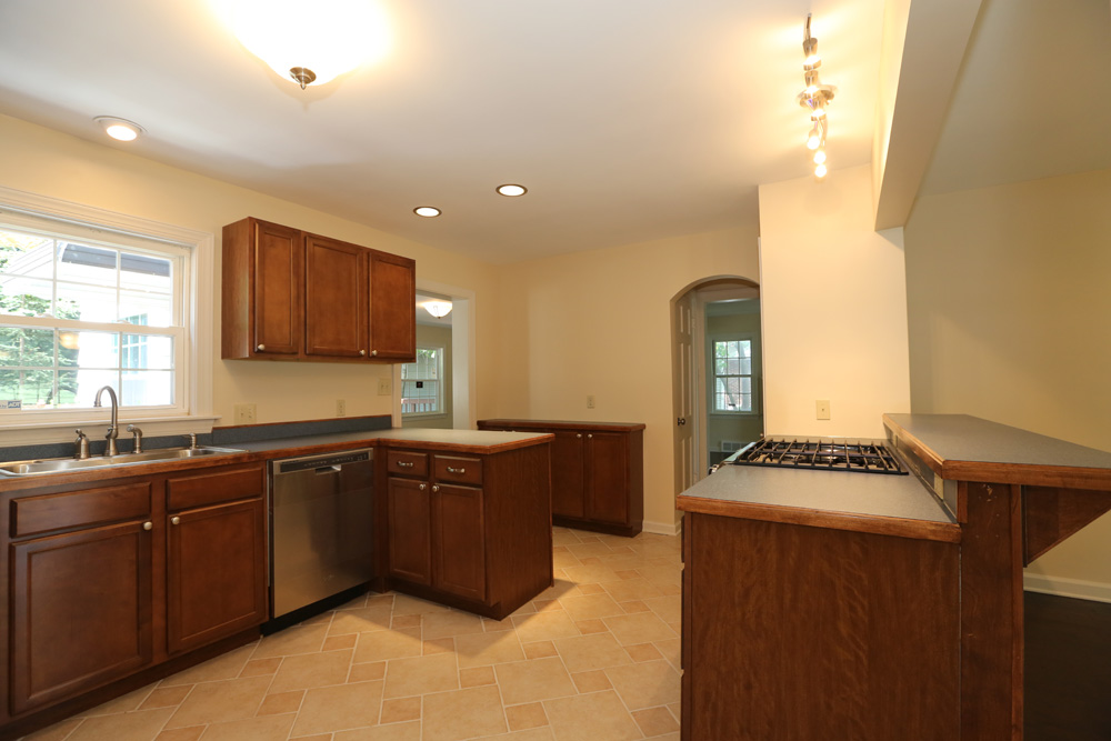 421 Mull Avenue / Kitchen / 15.5 x 11