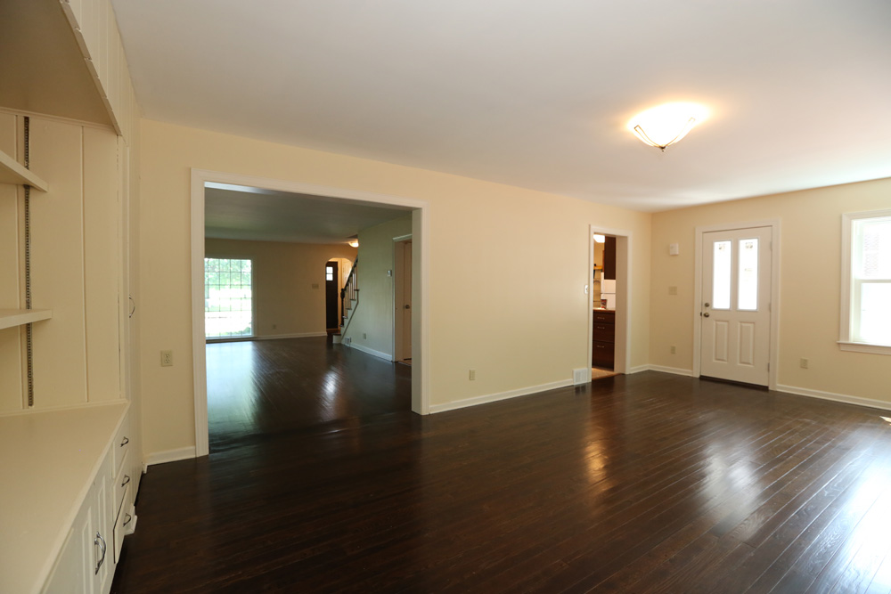 421 Mull Avenue / Family Room / 22 x 13